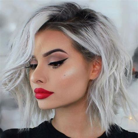 On vous donne tous les conseils nécessaires pour avoir de beaux cheveux. 30 magnifiques coupes pour les cheveux gris qui subliment