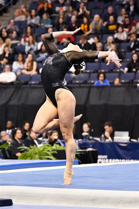 Lexi Ramler University Of Minnesota 2018 Ncaa Championships Female Gymnast Gymnastics Poses