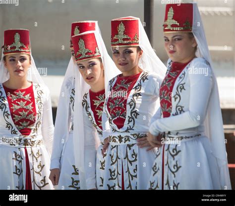 Türkische Frauen tragen traditionelle Kleidung Anatolische Tänze von