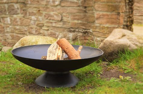 Bevor sie gartenset eisen für den garten kaufen, wollen wir darauf hinweisen, dass es von vorteil ist, wenn sie sich zuvor etwas schlau machen und hier einige vorschläge vergleichen. Minimalistische Feuerschale aus Eisen | Feuerschale, Feuer ...