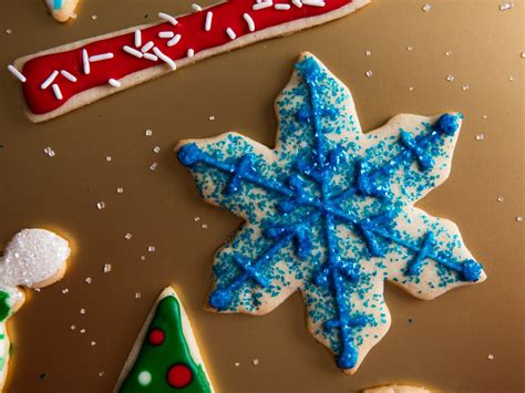 Allow the icing to firm and then use white icing with a small round tip to draw on light strands. A Royal-Icing Tutorial: Decorate Christmas Cookies Like a Boss | Christmas cookies, Cookie ...