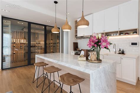 A modern white scandinavian kitchen with a large kitchen island with a black countertop, pendant lamps and a glass buffet. Country Scandinavian Dining Room Kitchen bungalow design ...
