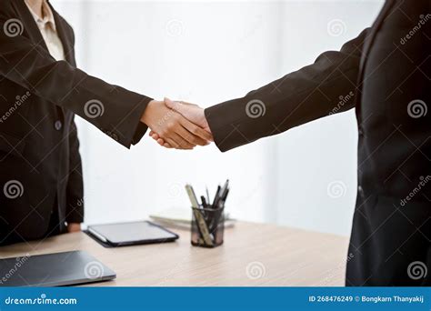 Businesspeople Are Shaking Hands In The Meeting Welcoming Dealing