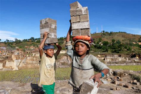 La pauvreté à Madagascar oblige des enfants à travailler