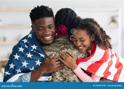 Família Negra Patriótica Cumprimentando Sua Foto De Close Up Do Soldado Mãe Imagem De Stock