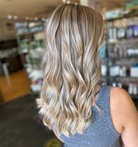 31 Best Champagne Blonde Hair Color Ideas For Every Skin Tone