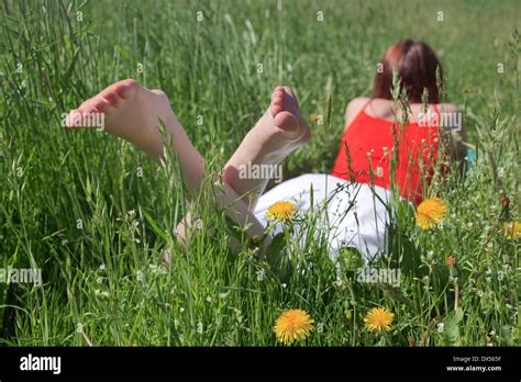 Junge Barfuß Frau Liegend Auf Dem Bauch In Eine Blühende Frühlingswiese