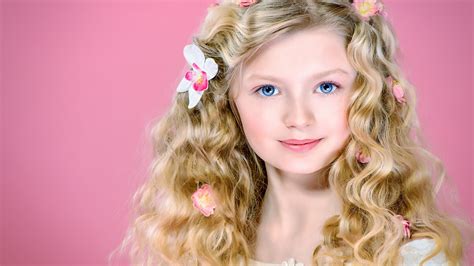 Картинки красивая голубоглазая девочка блондинка на розовом фоне обои 1920x1080