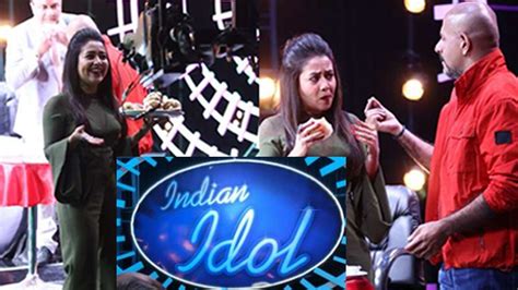 Indian Idol 10 Neha Kakkar Vishal Dadlani और Anu Malik ने सेट पर Enjoy की Vada Pav Party