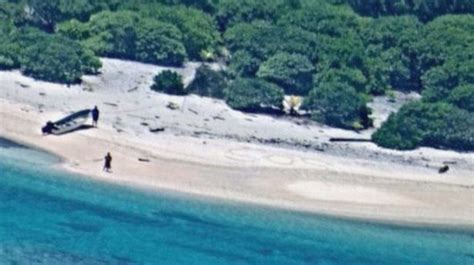 Shipwrecked Couple Stranded On Remote Island For Seven Days Saved After Sos Sand Message