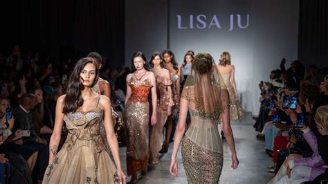Karya Perancang Busana Lisa Ju Semarakkan New York Fashion Week Fall
