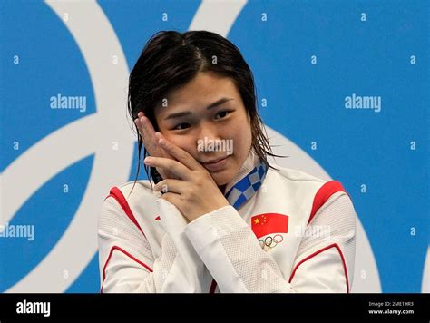 Shi Tingmao Of China Reacts As She A Holds Gold Medal After Womens