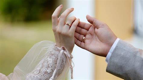شاهد أغرب عادات الزواج في العالم العروس ترفع قدميها من الأرض أمام الكل وما يحدث لها في