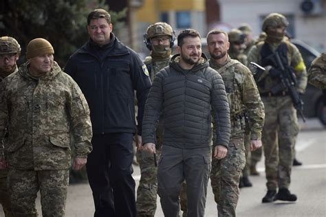 Zelenski Visita La Ciudad De Jersón Tras Ser Recuperada Por Ucrania