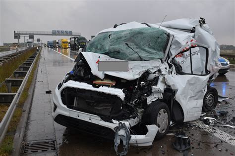 Schwerer Unfall Auf Der A2 Lkw Schiebt Transporter In Anderen Lkw