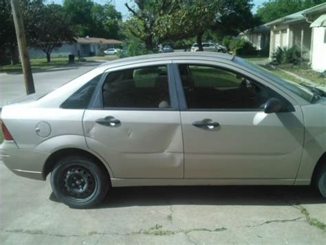 Sell Used 2007 Ford Focus Se Sedan Gold 4 Door 20l In Fort Worth