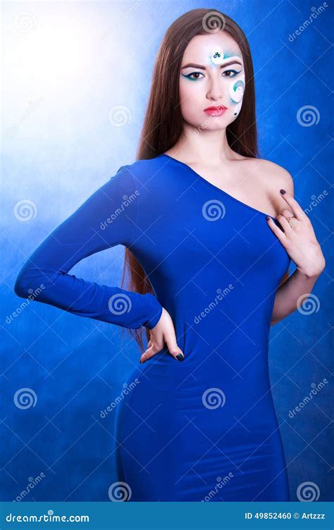 Portrait D Une Jeune Femme Attirante Avec Un Art Bleu De Visage Photo
