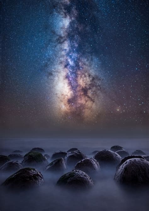 600x851 Milky Way Over The Bowling Ball Beach 600x851 Resolution