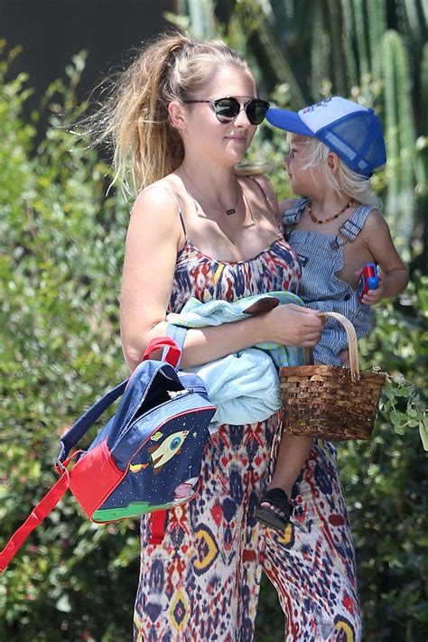 Pregnant Teresa Palmer Has Her Hands Full With Son Bodhi Daily Mail Online