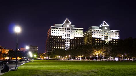 무료 이미지 빛 건축물 지평선 밤 건물 시티 도시 풍경 도심 황혼 저녁 탑 공원 미국 사무실 경계표 해안가 현대 경기장 지구 새로운