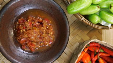 Resep sambal uleg bahan bahannya adalah cabe merah 10 buah cabe rawit 20 buah bawang merah 5 buah tomat 1 buah. Resep Sambal Tomat Mentah | Tastemade Indonesia - YouTube