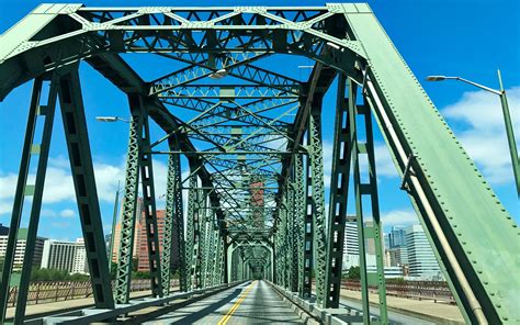 Crossing The Hawthorne Bridge Into Portland 4k Hd Wallpaper