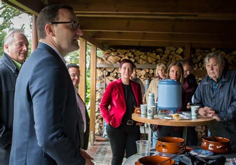 Bundesgesundheitsminister jens spahn (cdu) stolpert von einem skandal in den nächsten. Der Wunsch-Kanzler Jens Spahn diskutierte in Wolfenbüttel ...
