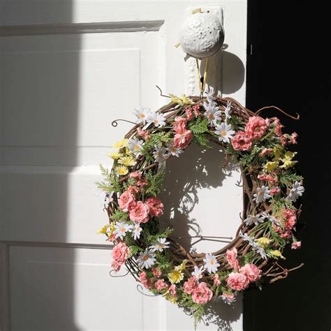 These easy spring wreath ideas for 2020 will brighten your home and front door with the fresh touch of i can't think of an easier way to bring a touch of the season to your home than with spring wreaths. Modern Spring Wreath Ideas DIY For Your festival | Diy ...
