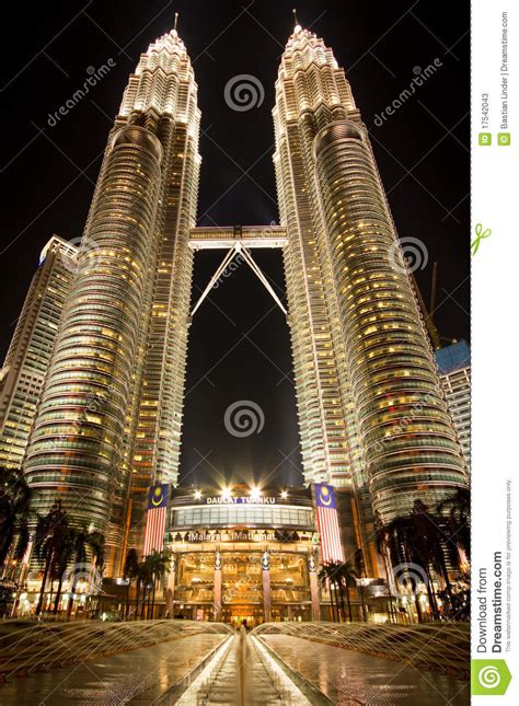 Torres gemeas 11.8m views discover short videos related to torres gemeas on tiktok. Torres Gémeas De Petronas Em Kuala Lumpur Na Noite Foto de Stock Editorial - Imagem: 17542043
