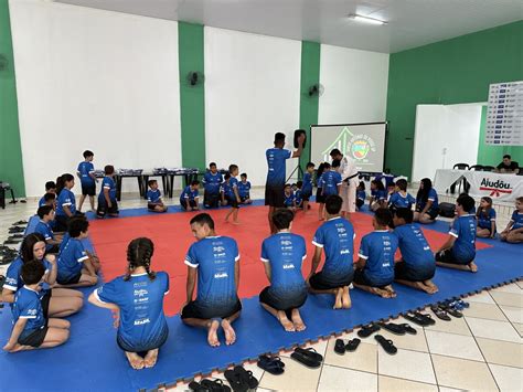 Jovens Do Projeto Atletas Do Futuro Recebem Uniformes Prefeitura De Santo Antônio De Posse