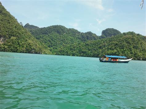 Nestled amidst the hills of pulau dayang bunting is tasik dayang bunting (lake of pregnant maiden), believed to be able to bestow fertility on barren women. Gambar # Tasik Dayang Bunting ~ mommyHaza Story