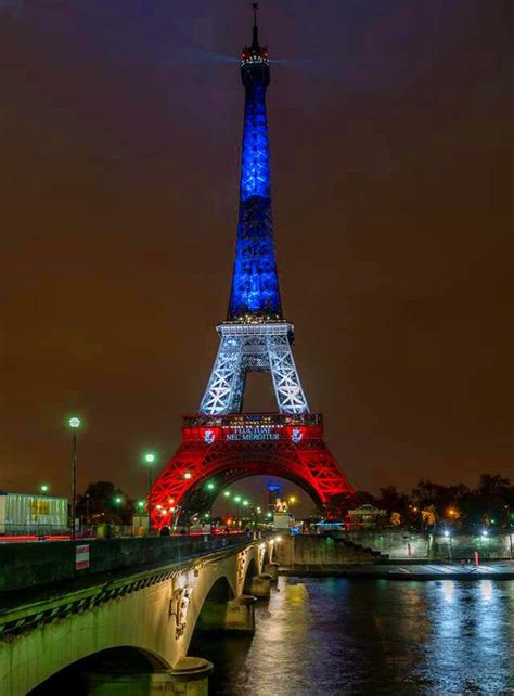 Drapeau français au sol, slogans hostiles : La Tour Eiffel tricolore, aux couleurs du drapeau français ...
