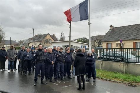 Policier Tué Près De Lyon Un Hommage Au Commissariat De Caen Liberté Caen