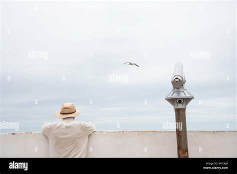 Man Peering Wall Hi Res Stock Photography And Images Alamy