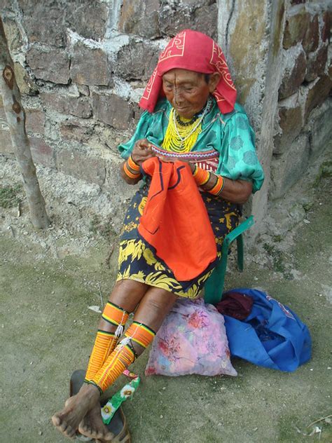 Kuna Woman Fashioning A Mola In Kuna Yala Ukupseni Panamá Las Islas