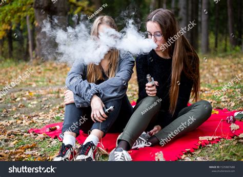 Photo De Stock Adolescents Vapes Lgbt Les Jeunes Filles 1535887688 Shutterstock