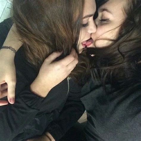 Lesbians Kissing Lesbian Love Cute Lesbian Couples Lesbian Pride