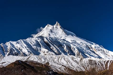 Makalu is to the left and mount everest is to the right. Top 10 Highest Mountains In The World: Most Of Them Are In Nepal - ValueWalk
