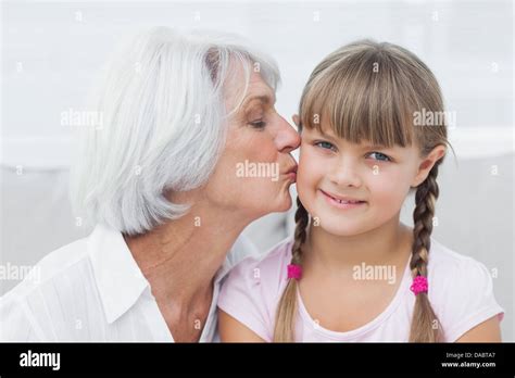 Abuela Besando A Su Nieta Lindo Fotografía De Stock Alamy