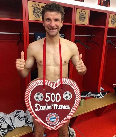 FC Bayern München Thomas Müller jubelt mit Nackt Foto nach Gala