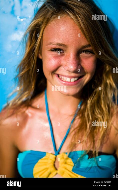 Cute Young Girl Blonde Jouit Dune Journée à La Plage Avec Planche De