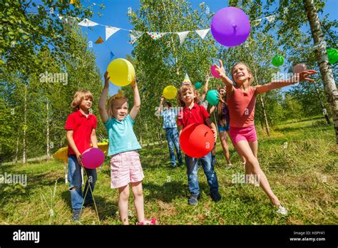 Niños Jugando Juego Divertido Con Globos De Colores Fotografía De Stock Alamy