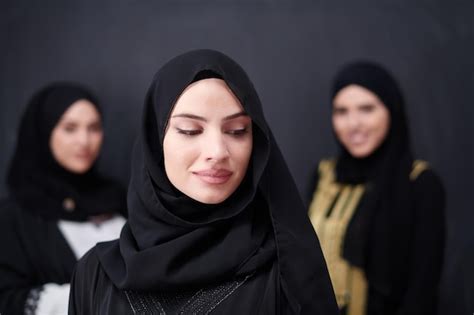 Retrato Grupal De Hermosas Mujeres Musulmanas Vestidas A La Moda Con Hiyab Aisladas En Un Fondo