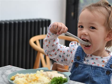 Seven Tips To Encourage Toddler Mealtime Independence Pots For Tots