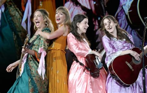 Haim Dress Up As Taylor Swifts Bejeweled Step Sisters To Perform No