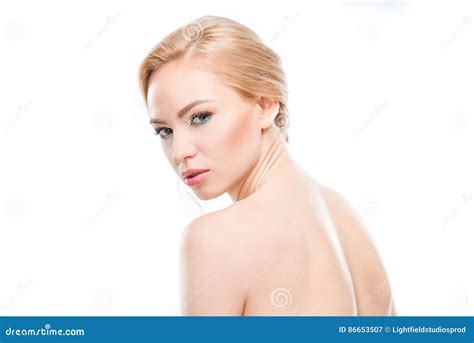 Donna Bionda Nuda Che Esamina Macchina Fotografica Su Bianco Concetto Di Cura Del Corpo
