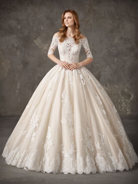magnificent-princess-wedding-dress-covered-in-lace-pronovias