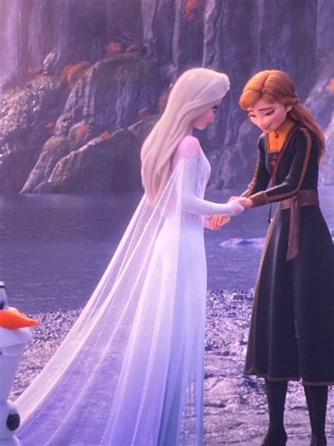 More Images With Elsa In Her Final Look As Fifth Element In Frozen 2