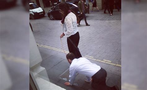 بالفيديو سرّ المرأة التي تجرّ رجلا كالكلب وسط لندن cnn arabic
