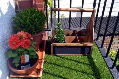 Here are some steps to grow grass in your balcony: The synthetic grass for balcony and terrace - Easy to ...
